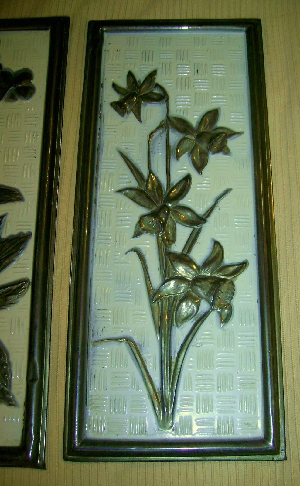 2 Vintage METAL WALL PLAQUES Brass & Yellow IN RELIEF FLOWER LOVER Elpec ENGLAND