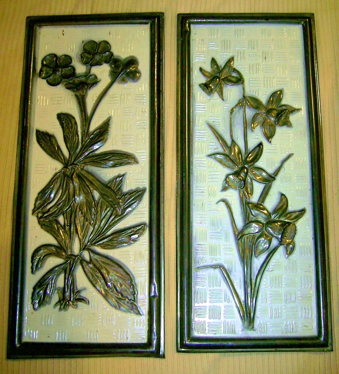 2 Vintage METAL WALL PLAQUES Brass & Yellow IN RELIEF FLOWER LOVER Elpec ENGLAND