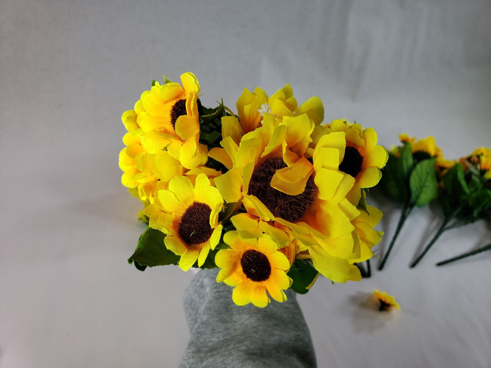 ZEYGLXC 8 Pack Artificial Sunflowers Bouquets with Stems 12″