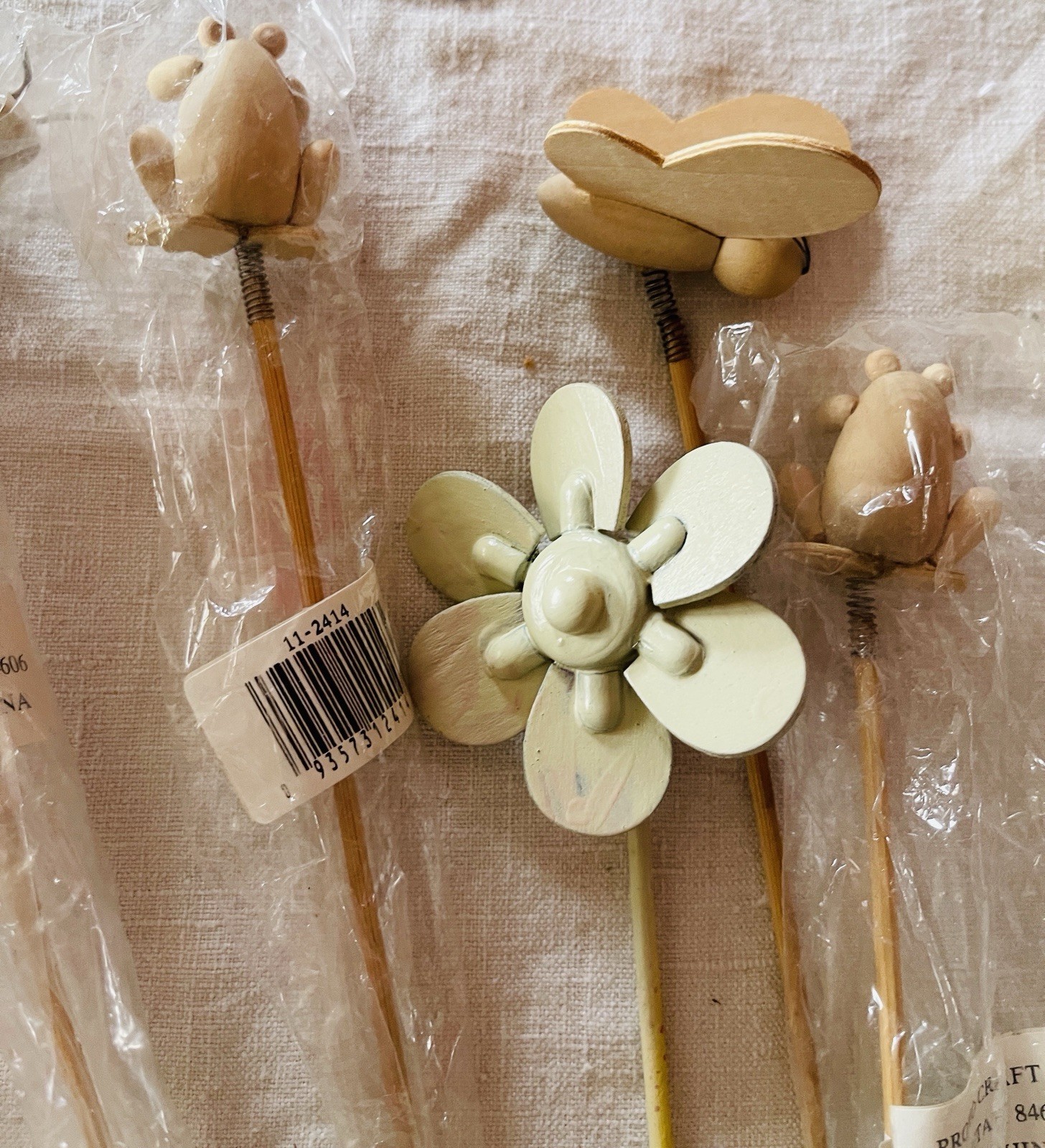 DecoArt Plant Pals or Stakes Whimsical Whirligigs Paint Yourself w Acrylics