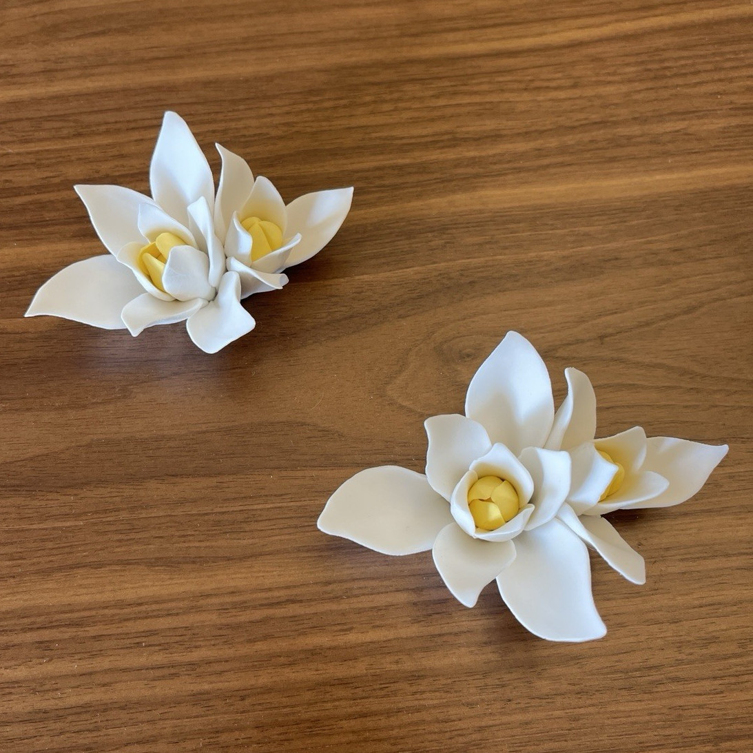 Set of 2 Ceramic Flower Heads w/ Hanging Loops, White & Yellow Floral Décor