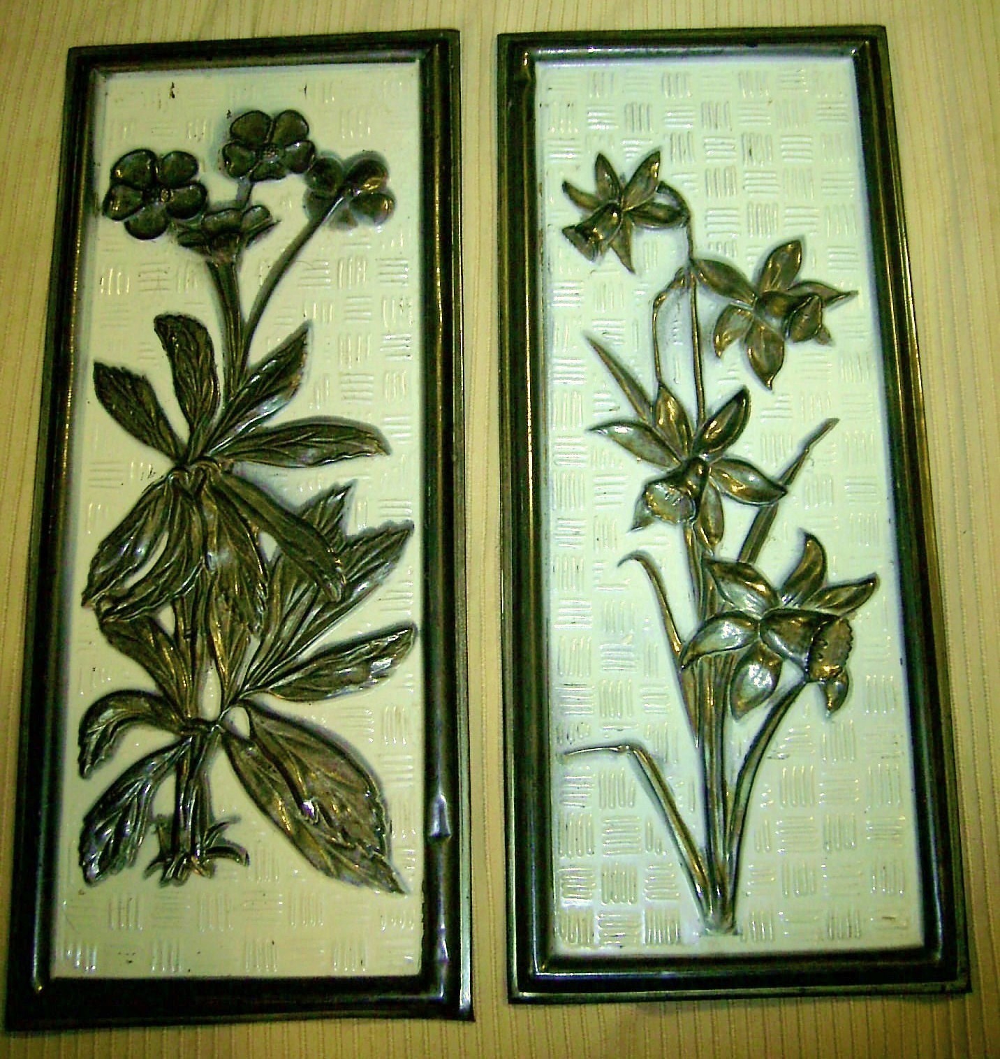 2 Vintage METAL WALL PLAQUES Brass & Yellow IN RELIEF FLOWER LOVER Elpec ENGLAND