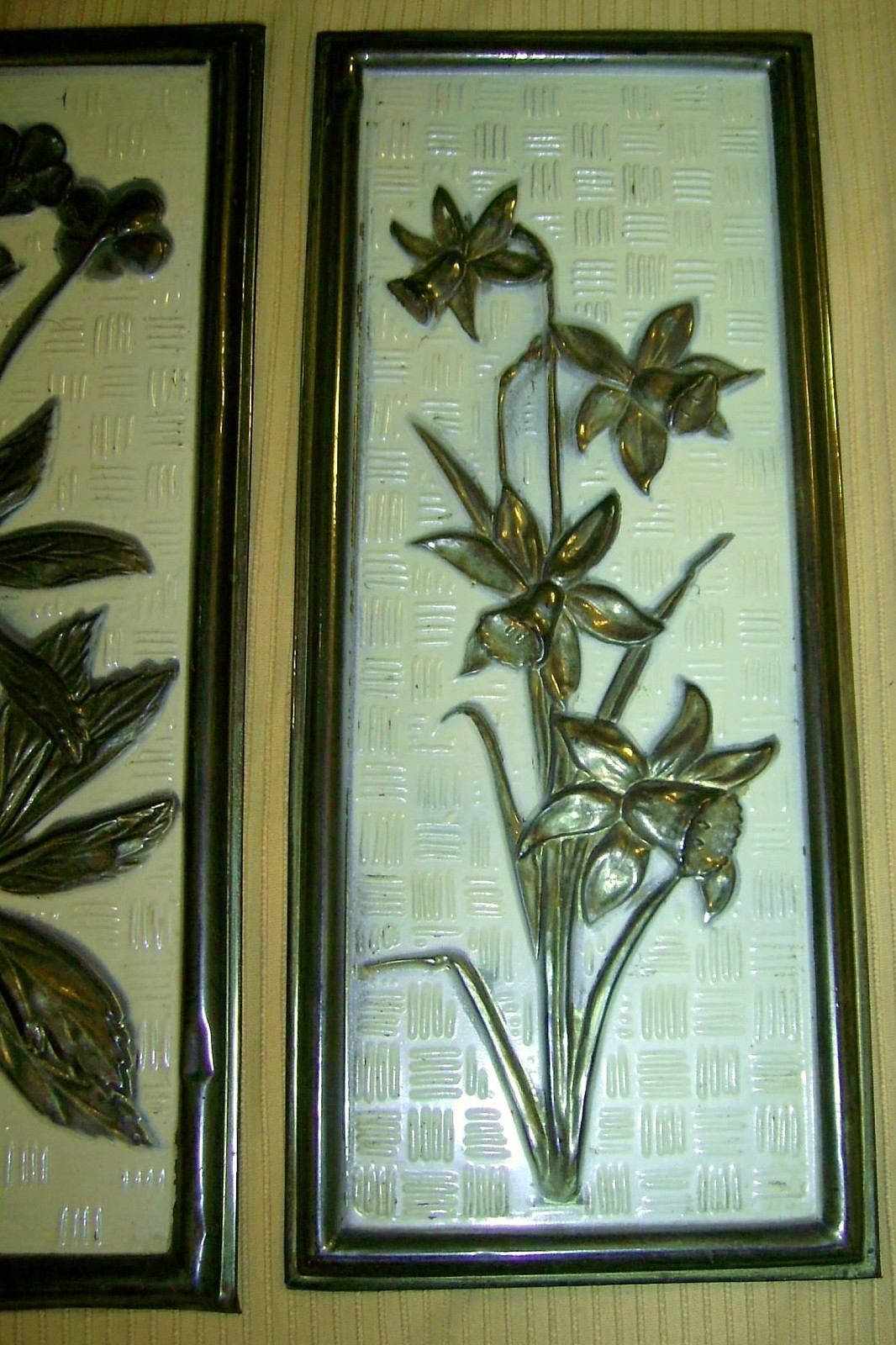 2 Vintage METAL WALL PLAQUES Brass & Yellow IN RELIEF FLOWER LOVER Elpec ENGLAND