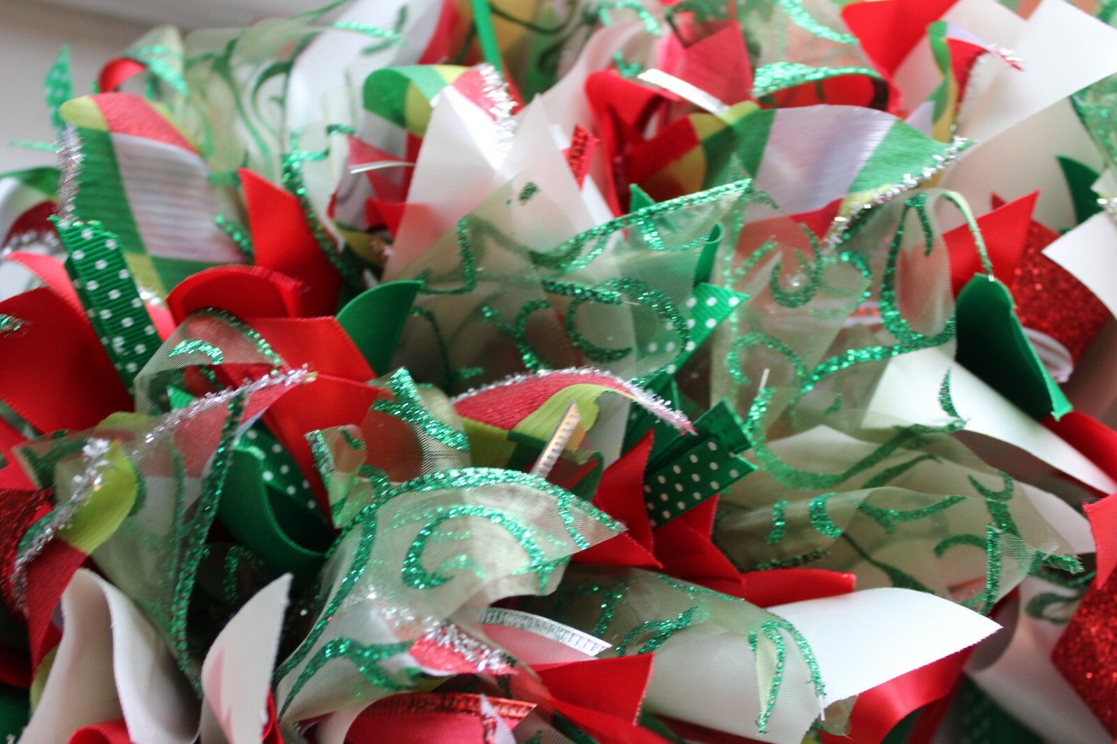 Christmas Winter Holiday Door Wreath Ribbons 23″ Red White Green Sparkle 24″ dia