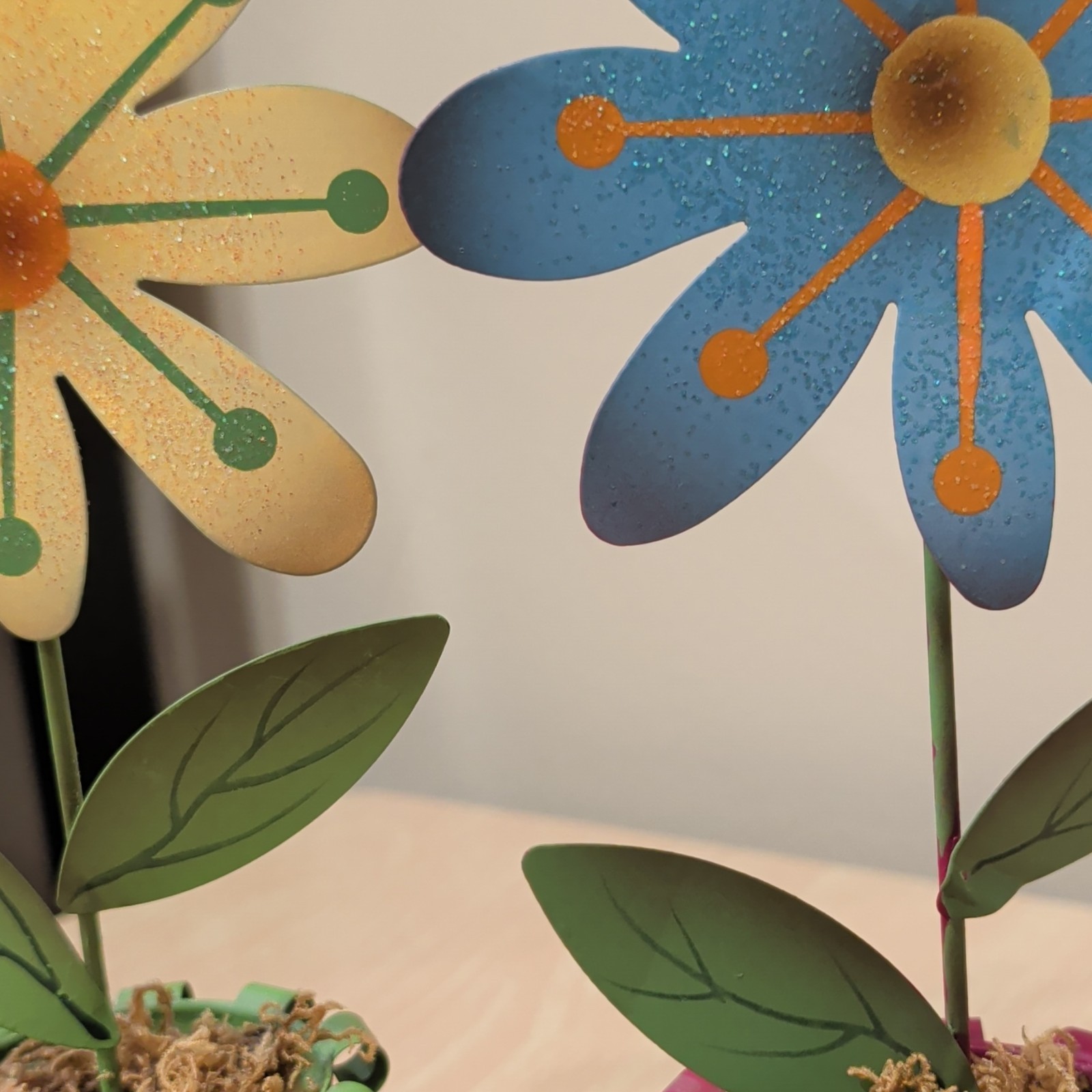 Artificial Metal Daisy Flower Pot Décor Set, Multicolor Floral Arrangement