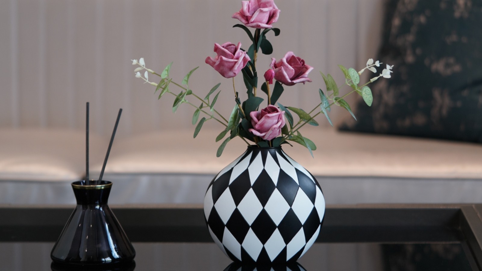 “Modern Black & White Checkered Flower Vase – Minimalist Home Decor for Living R