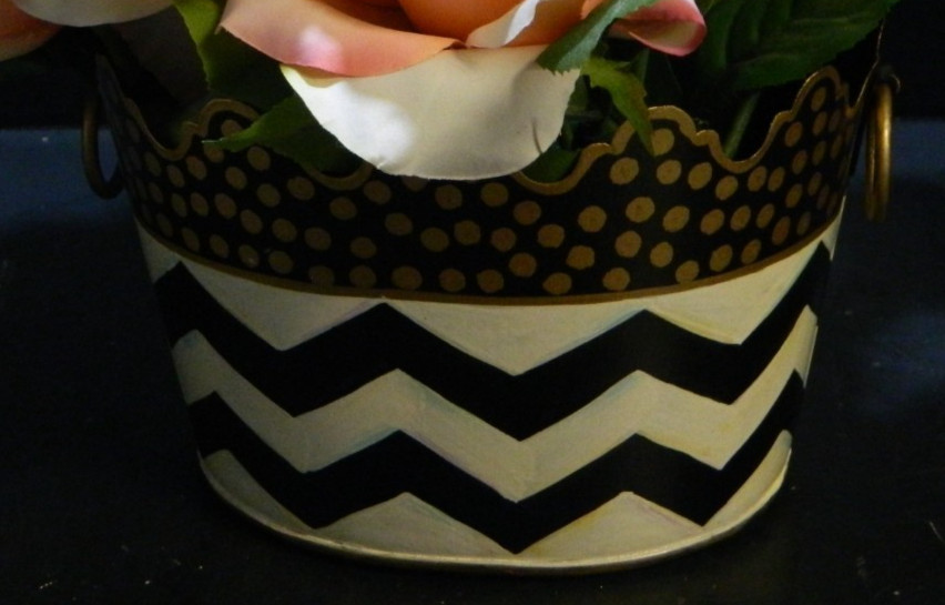Mackenzie Childs Black & White Zig Zag Flower Pot w/ Flower Arrangement Excel