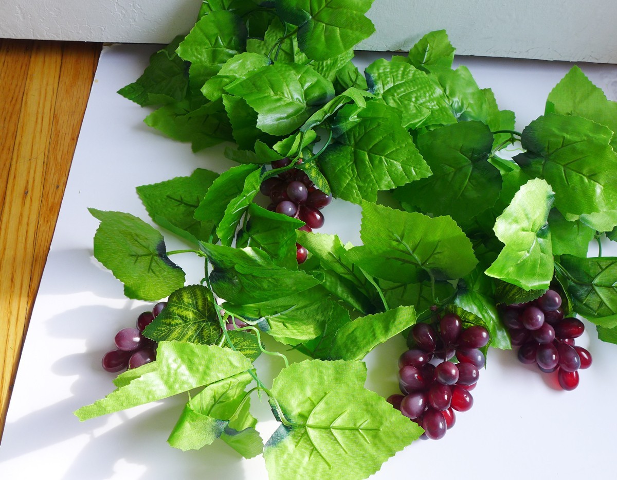7.5 FT Artificial Grape Leaf Vine Garland Wedding Decoration (4 Bunches Grapes)