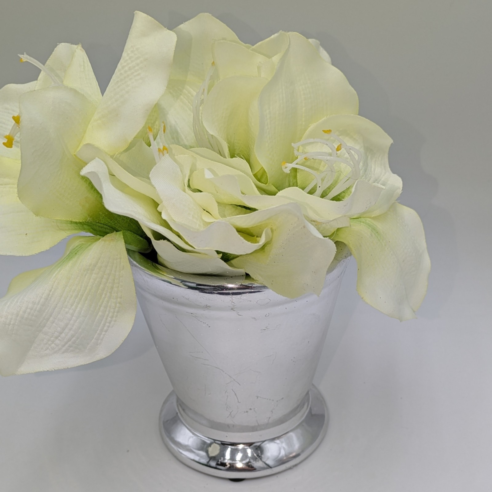 Creamy Amaryllis Bouquet In Silver Shine Vase, Home Goods, 8x8x8, Nwt