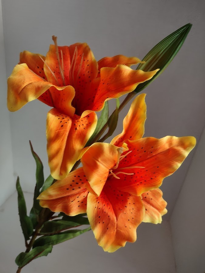 Absolutely beautiful artificial natural feel tiger lily stem. ORANGE