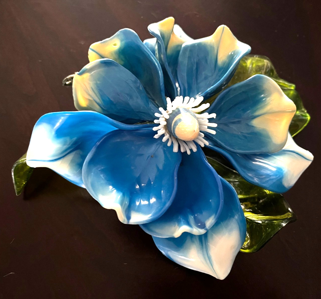 💙VTG LUCITE HAND‑CRAFTED • MAGNOLIA SCULPTURE • BLUE PETALS, GREEN LEAVES 10×9″