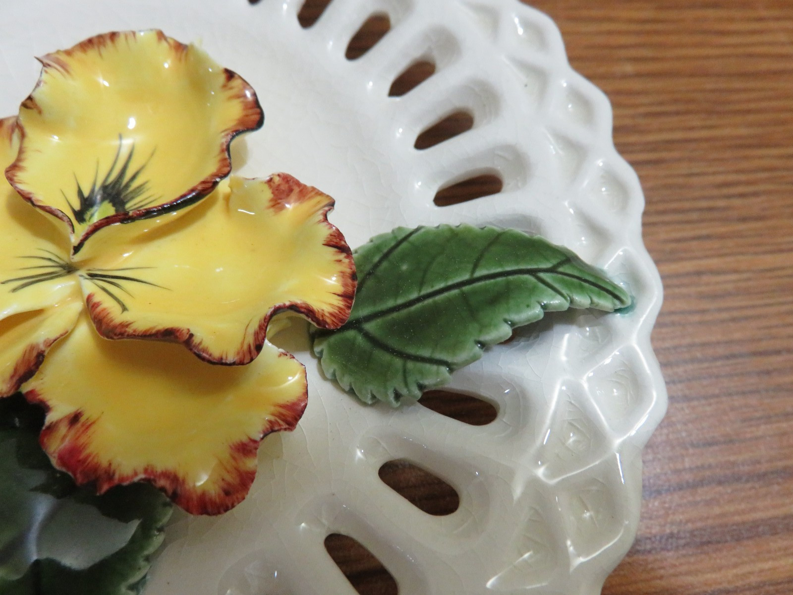 SMALL RETICULATED 5″ PLATE YELLOW PANSY 3D DECOR FLORAL