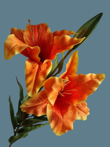 Absolutely beautiful artificial natural feel tiger lily stem. ORANGE