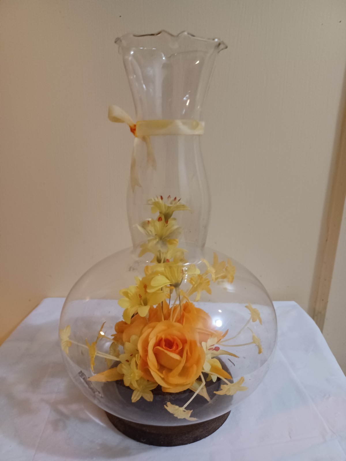 Vintage 1970s Faux Floral Home Decor Glass Vase Display w/ Flowers Inside 11.5″H
