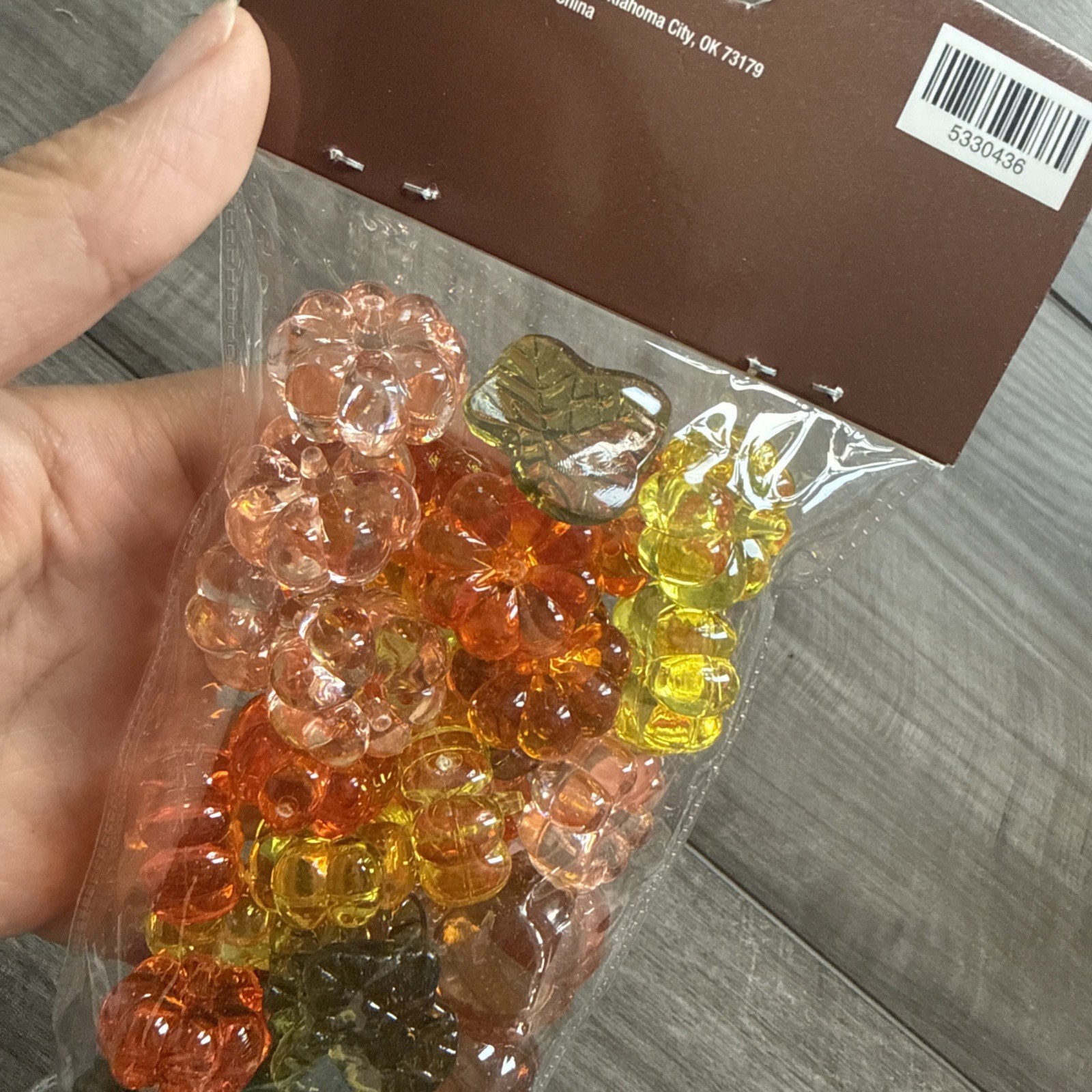 NEW ACRYLIC FALL PUMPKINS MAPLE LEAF SCATTER VASE FILLER 6.45 OZ BAG