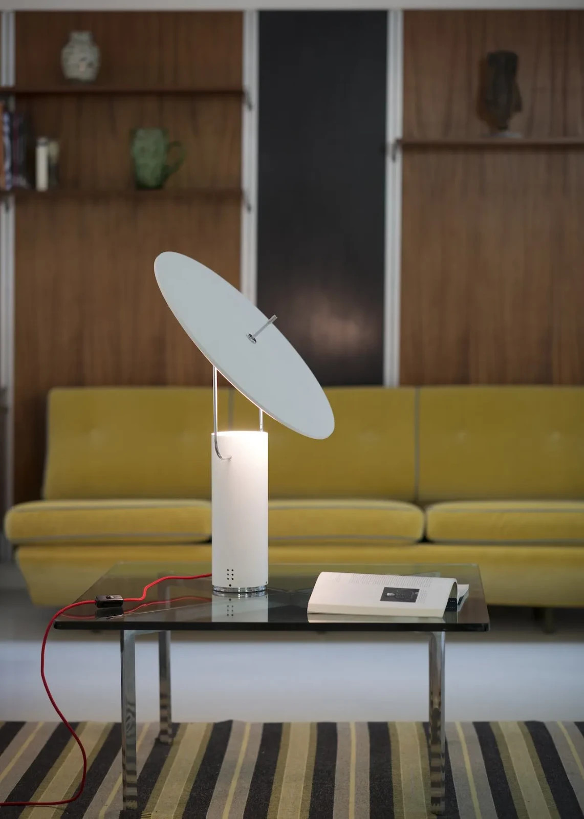 Looking at the lamp with the reflector facing upwards, slightly inclined