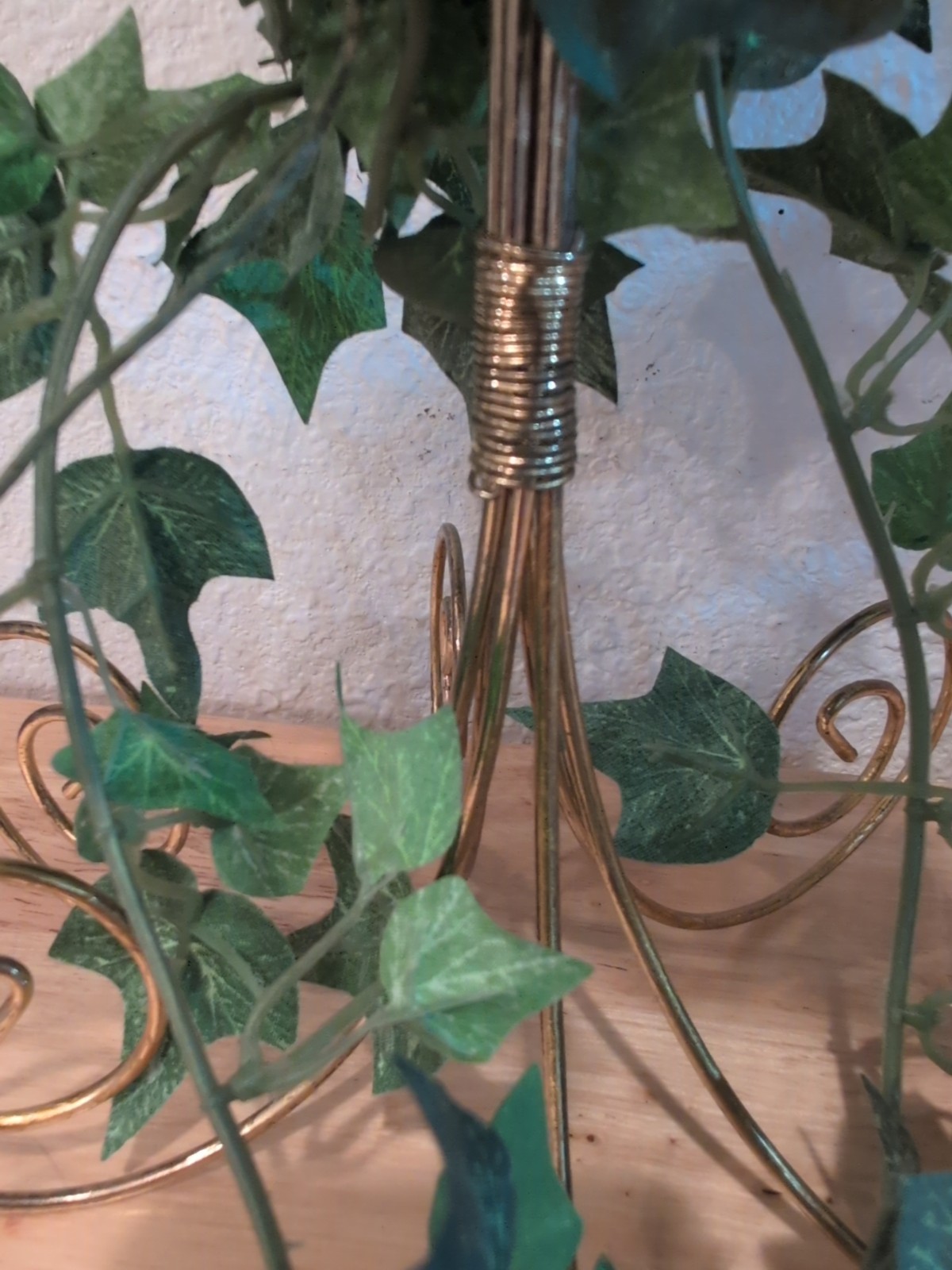 Vtg Artificial Rose & Ivy Vine Flower Arrangement/Brass Toned Metal Stand 20×10