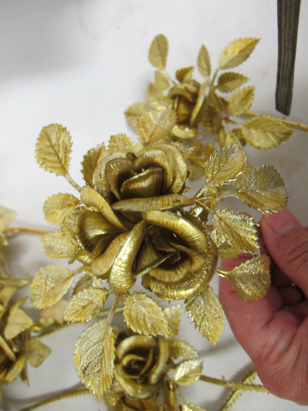 VINTAGE ARTIFICIAL PLASTIC FLOWERS GOLD ROSES- POINTSETTIA – CANDLE RINGS 11 PCS