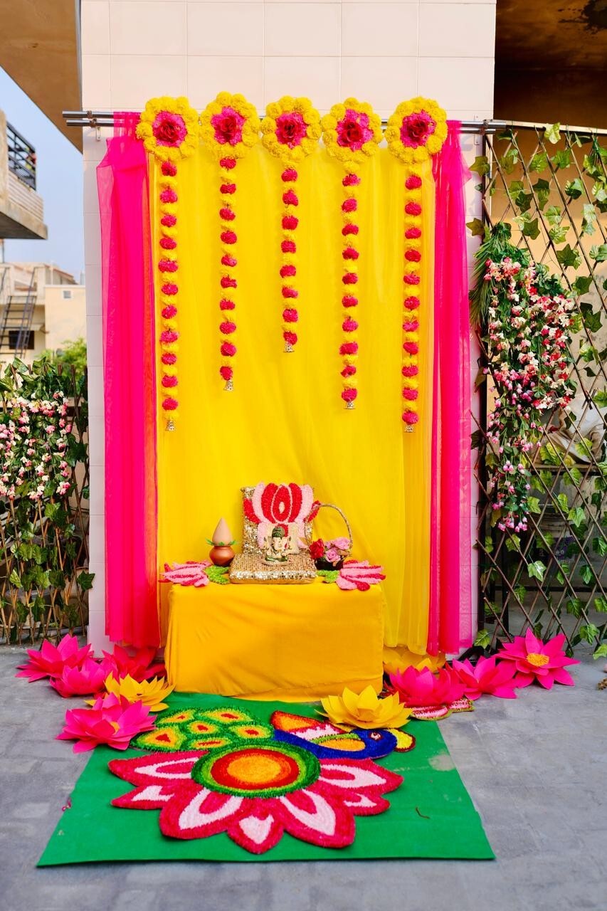 Indian Decoration Backdrop Fabric With Marigold Garlands Complet Party Backdrop