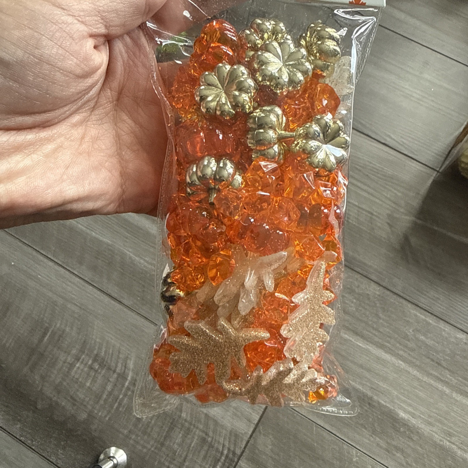 NEW ACRYLIC FALL PUMPKINS MAPLE LEAVES TABLE SCATTER VASE FILLER 6.45 OZ BAG