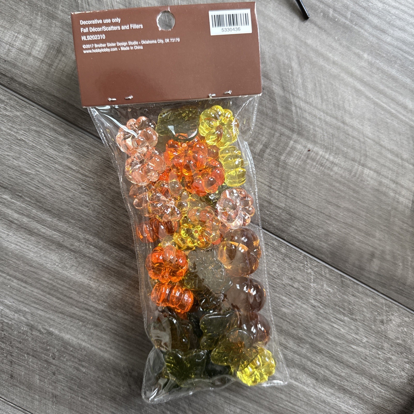 NEW ACRYLIC FALL PUMPKINS MAPLE LEAF SCATTER VASE FILLER 6.45 OZ BAG