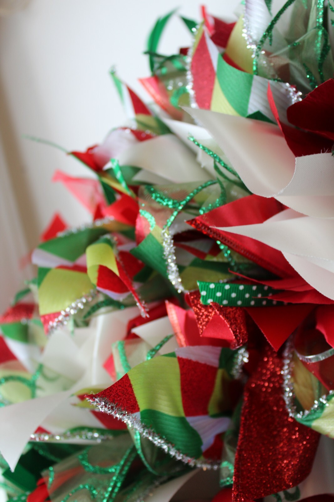 Christmas Winter Holiday Door Wreath Ribbons 23″ Red White Green Sparkle 24″ dia