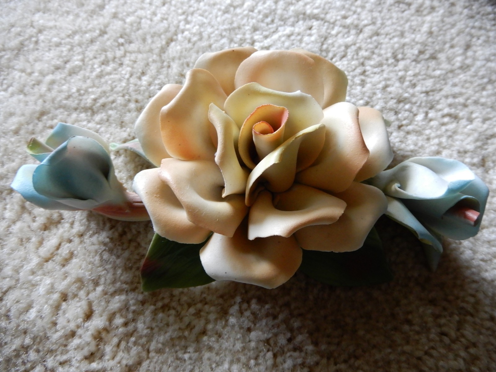 BEAUTIFUL BLUES YELLOW FLOWER SCULPTURE TABLE TOP DECORATION 7 1/2 INCHES LONG