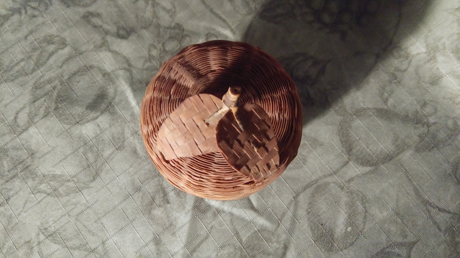 basket apple with two leaves