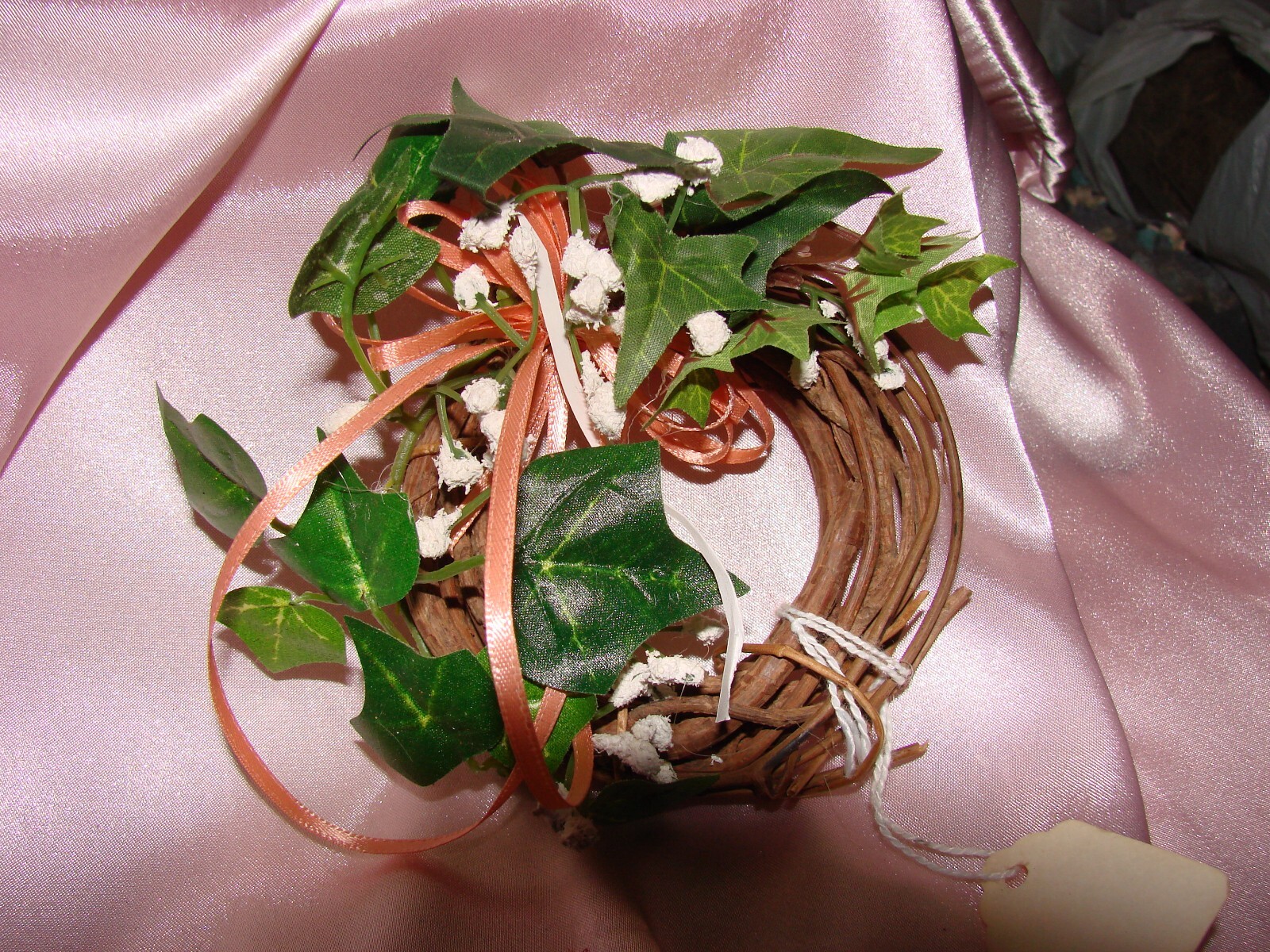HD20 MINI 4″ WREATH WITH BABY’S BREATH AND IVY W/ PEACH RIBBON