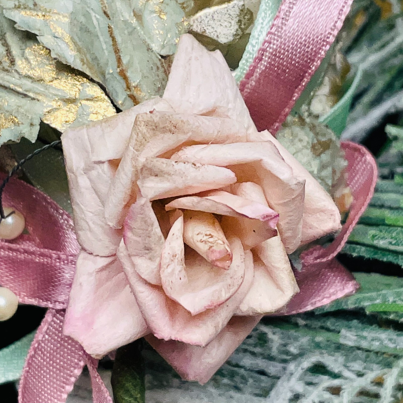 EUC S/6 Gold & White Pine Cones w/Pink Silk Roses, Pink/Green Ribbon, 7 1/2″ L