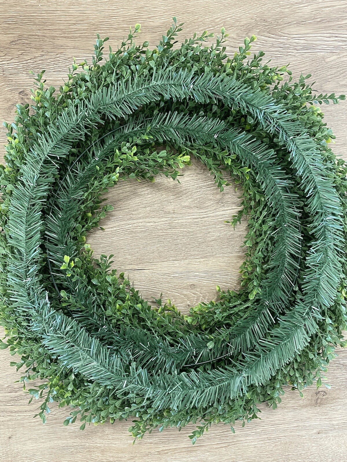 English Gardens Indoor/Outdoor 24″ Boxwood Wreath