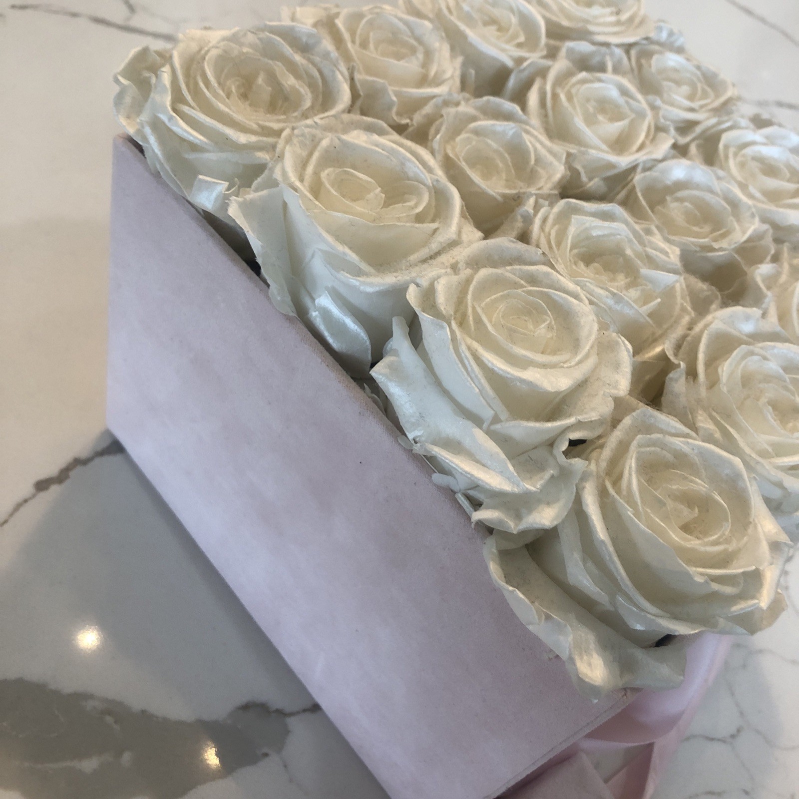Venus Et Fleur 16 ￼ Flowers White Pink box