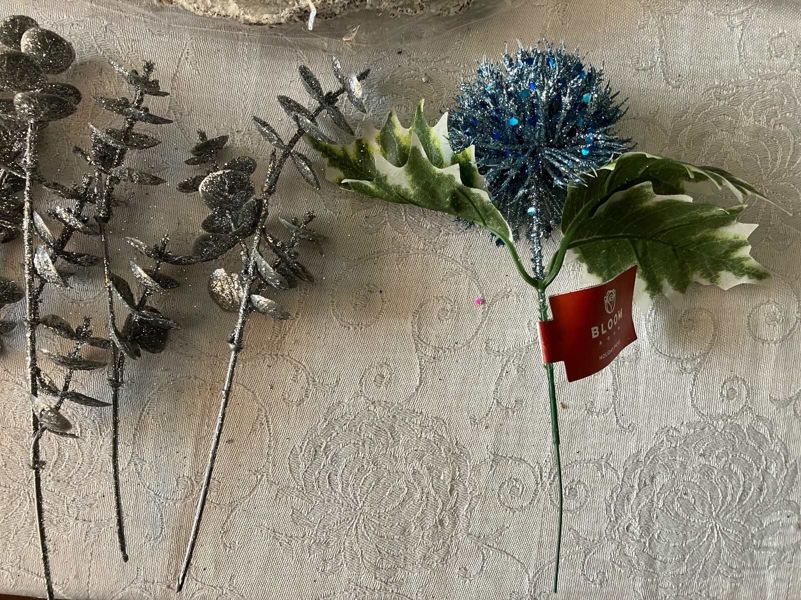 FANTASTIC LOT OF 22 PIECES OF FLORAL DECOR FOR THE HOLIDAY SEASON.