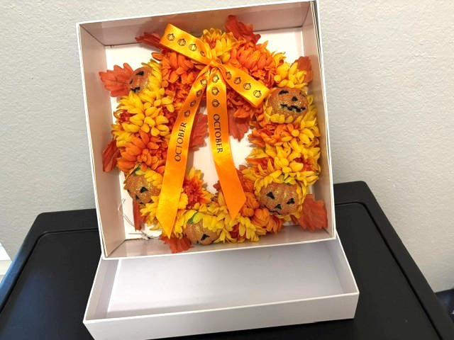 Danbury Mint 11″ OCTOBER Willabee & Ward Wreath of Month Pumpkins in Orig. Box