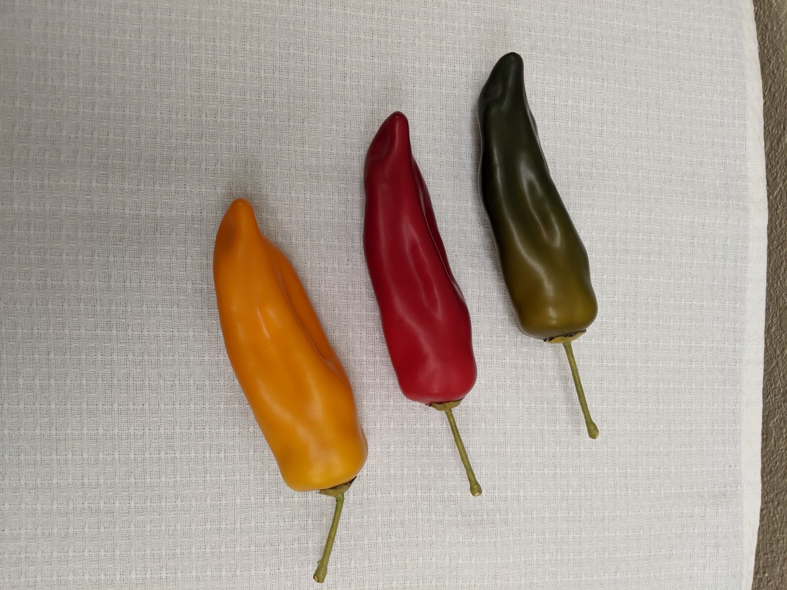 3 Chili Peppers Red Yellow Green Plastic SW Kitchen Decor Clean Nice Mint