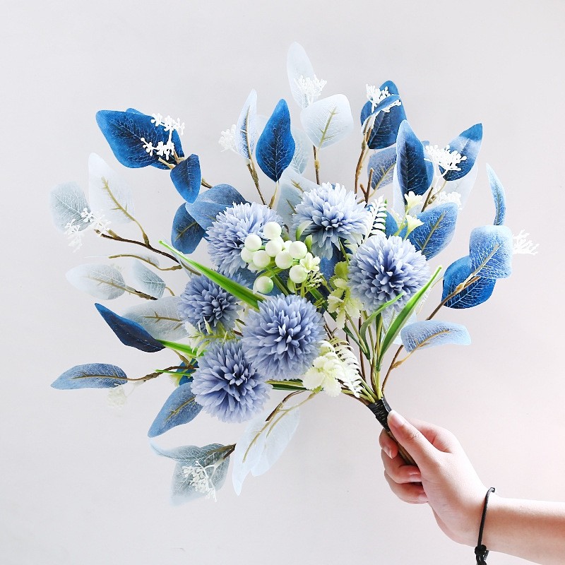 Fake flower and artificial flower decorative pieces on the tabletop