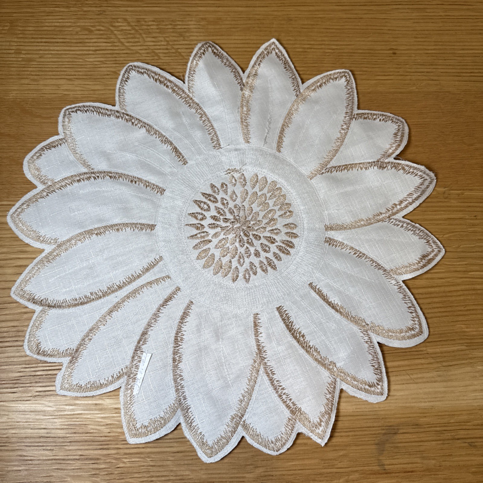 Beautiful Tan/brown Flower Shapped Place Mates Set Of 4- 15”X15”