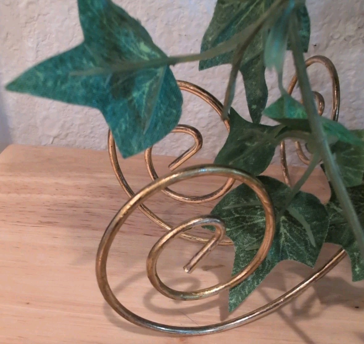 Vtg Artificial Rose & Ivy Vine Flower Arrangement/Brass Toned Metal Stand 20×10