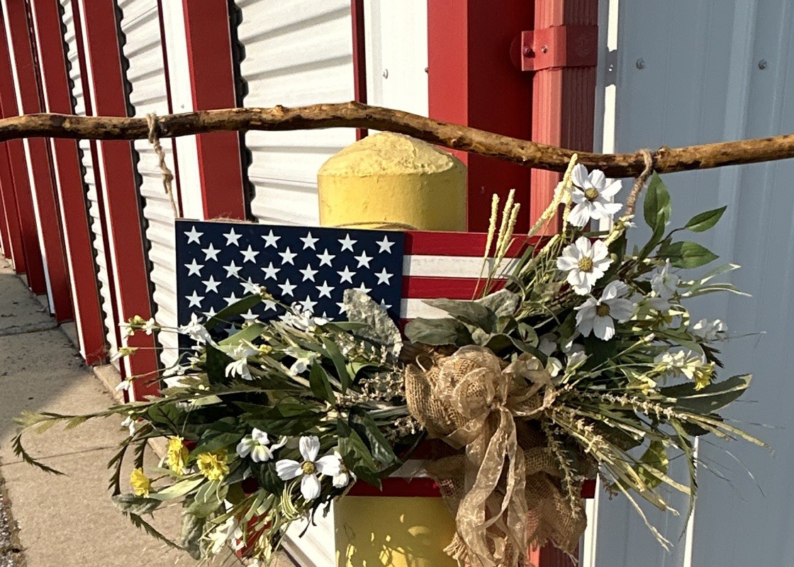 Handmade Patriotic floral Wall Hanging Decor, burlap & wood, artificial flowers.
