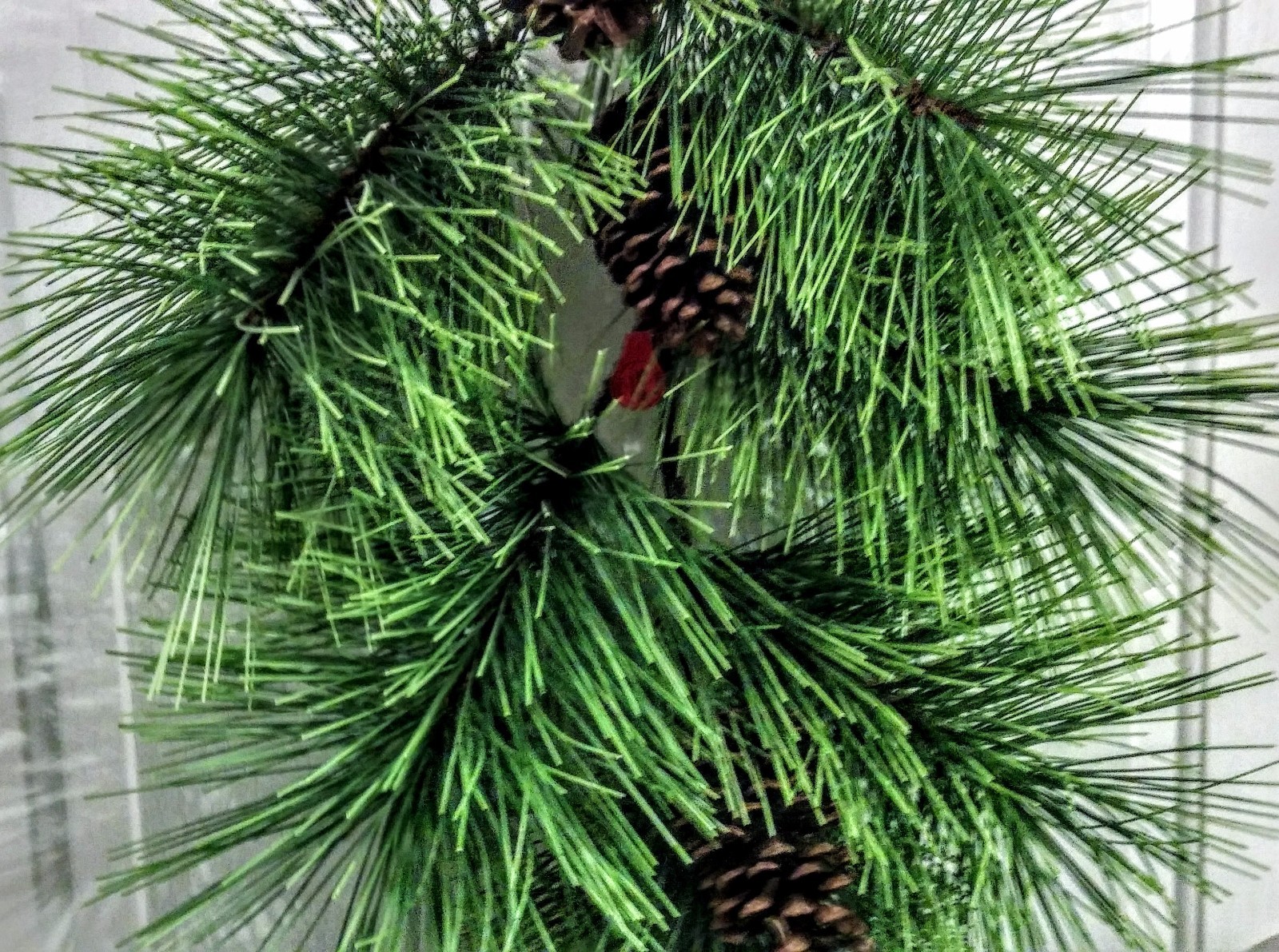 NWT Teardrop of Artificial Pine & Genuine Pine Cones for Door or Wall, 34″ Tall