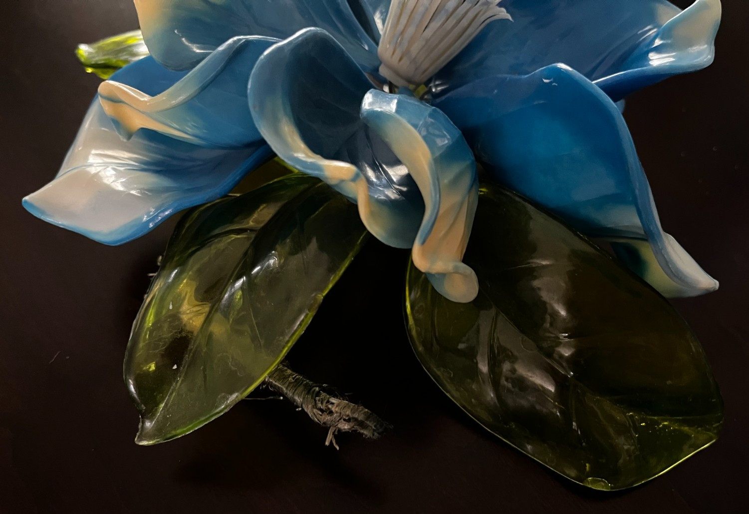 💙VTG LUCITE HAND‑CRAFTED • MAGNOLIA SCULPTURE • BLUE PETALS, GREEN LEAVES 10×9″
