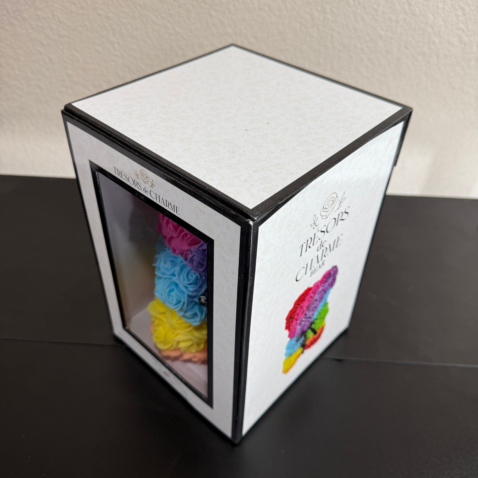 Trésors de Charme Rainbow Rose Bear Artificial Flower Teddy Bear in Gift Box