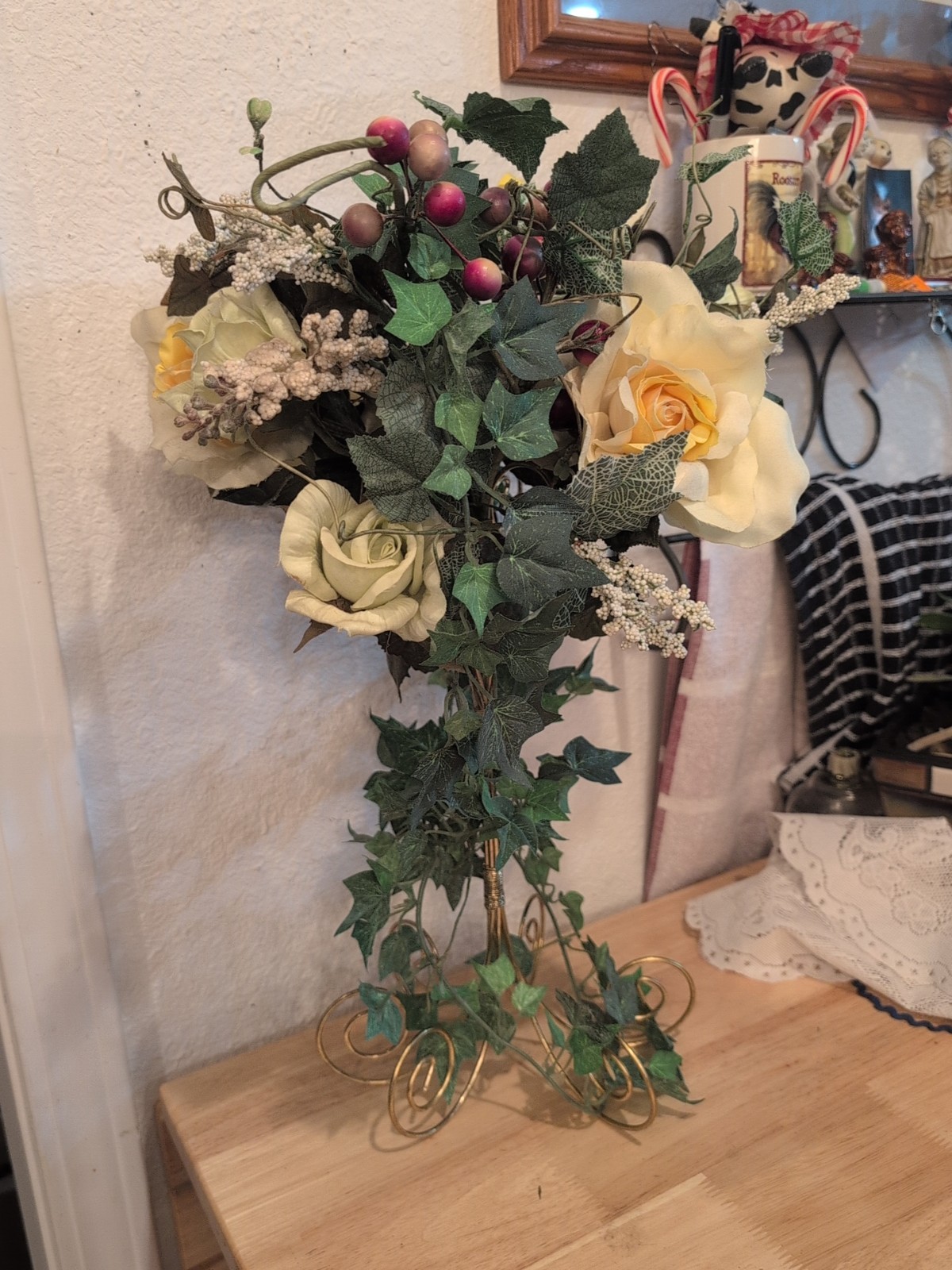 Vtg Artificial Rose & Ivy Vine Flower Arrangement/Brass Toned Metal Stand 20×10