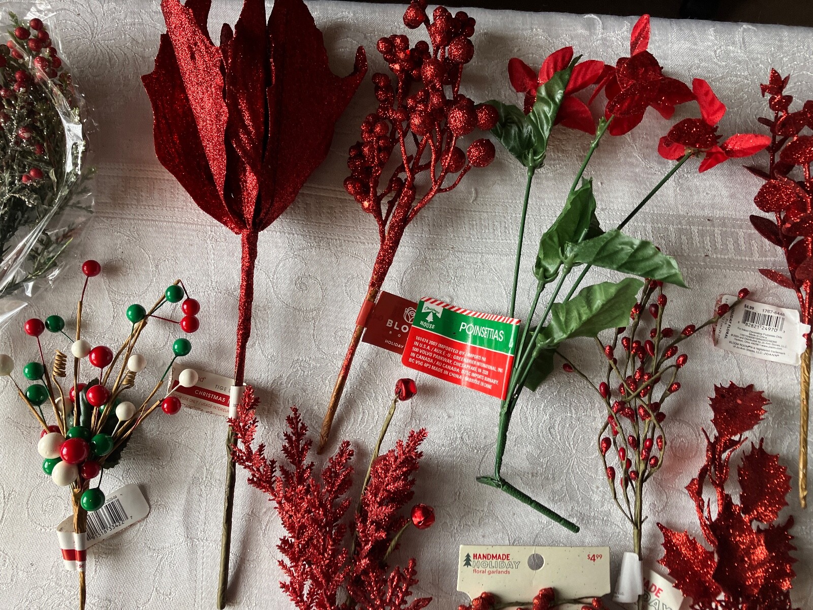 BEAUTIFUL HUGE LOT OF 23 PIECES OF FLORAL DECOR FOR THE HOLIDAY SEASON.