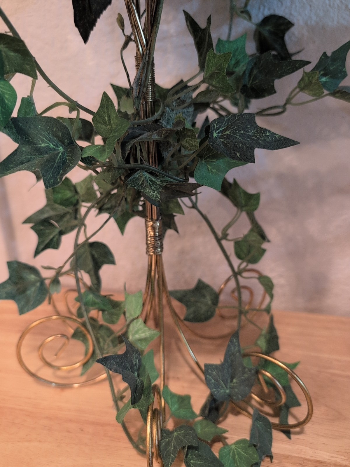 Vtg Artificial Rose & Ivy Vine Flower Arrangement/Brass Toned Metal Stand 20×10
