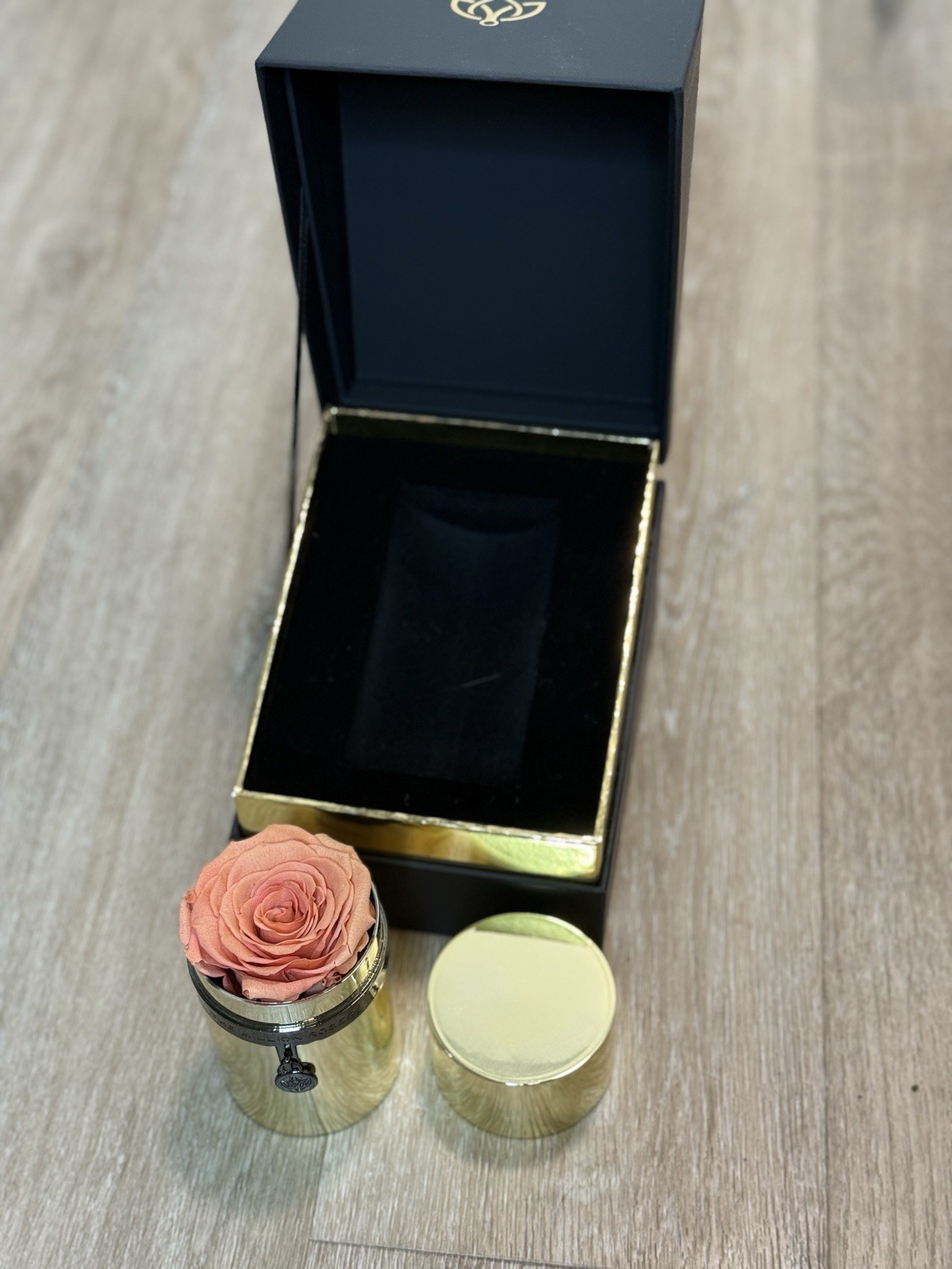 The Million Roses – Round Cold Box Inside Black box | Peach Colored Rose