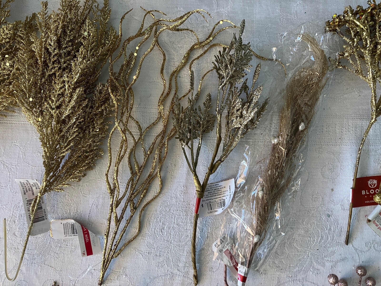 UNBELIEVABLE LOT OF 28 PIECES OF FLORAL DECOR FOR THE HOLIDAY SEASON.