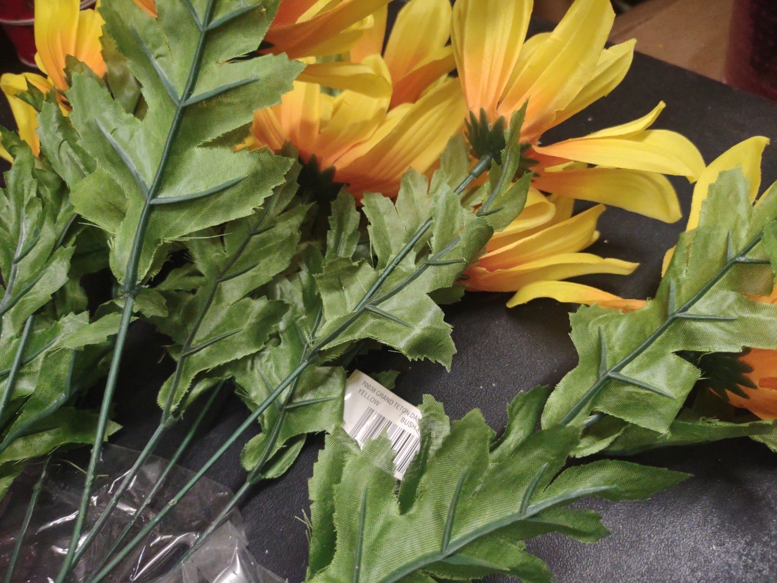 18″ Spider Dahlia, Silk Bush “Grand Teton” with 9 Stems, Yellow, 5″ Blooms