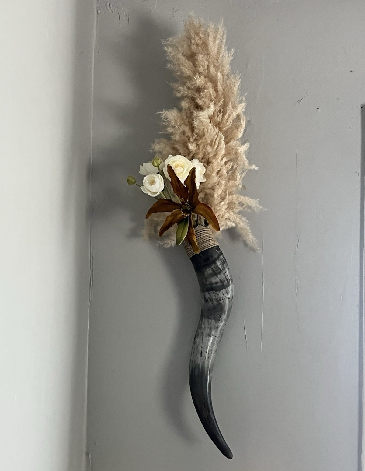 Rustic Horn Wall Hanging Decor w/ Artificial Pampas Grass Floral Arrangement