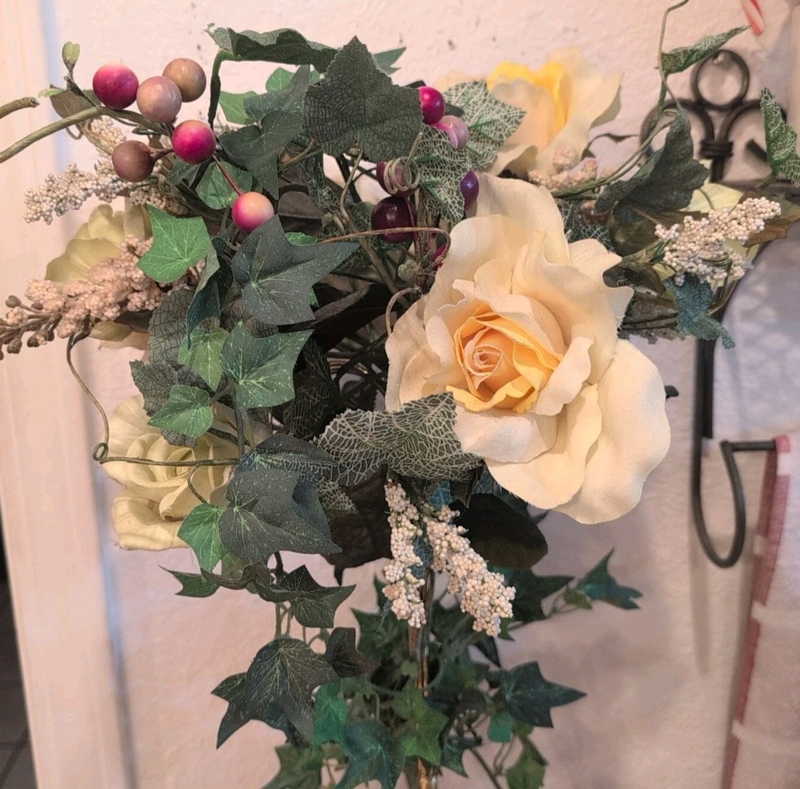 Vtg Artificial Rose & Ivy Vine Flower Arrangement/Brass Toned Metal Stand 20×10